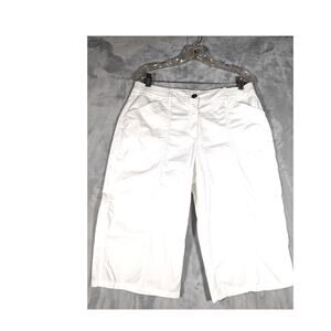 Chico's cropped pants Sz 1(8-10) White W33" Leg width 20"Inseam 14 .5"Hips 42"